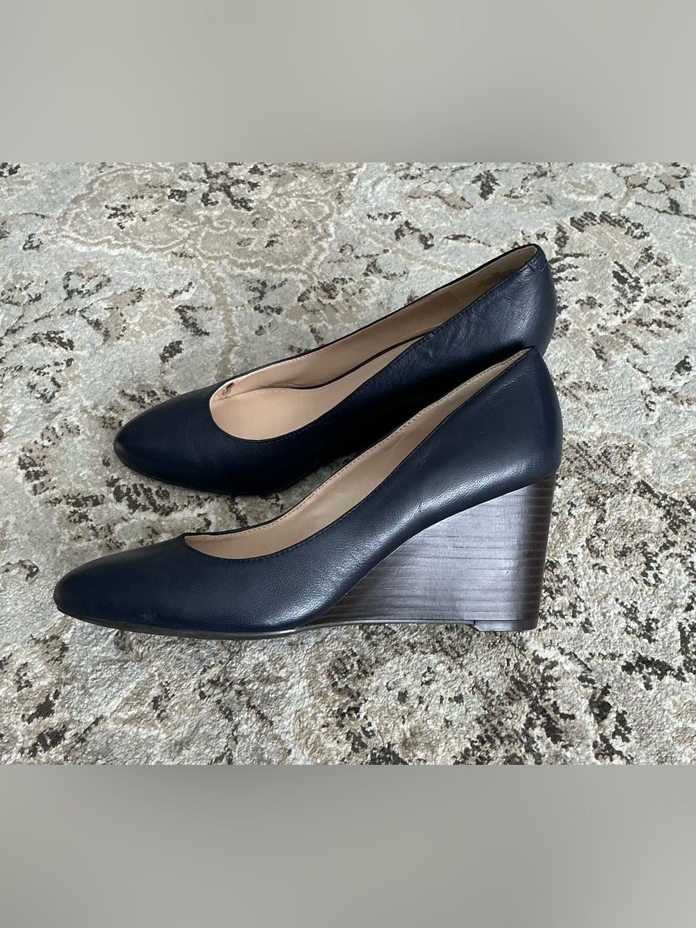 Elegant Leather Wedge Pumps 🌷